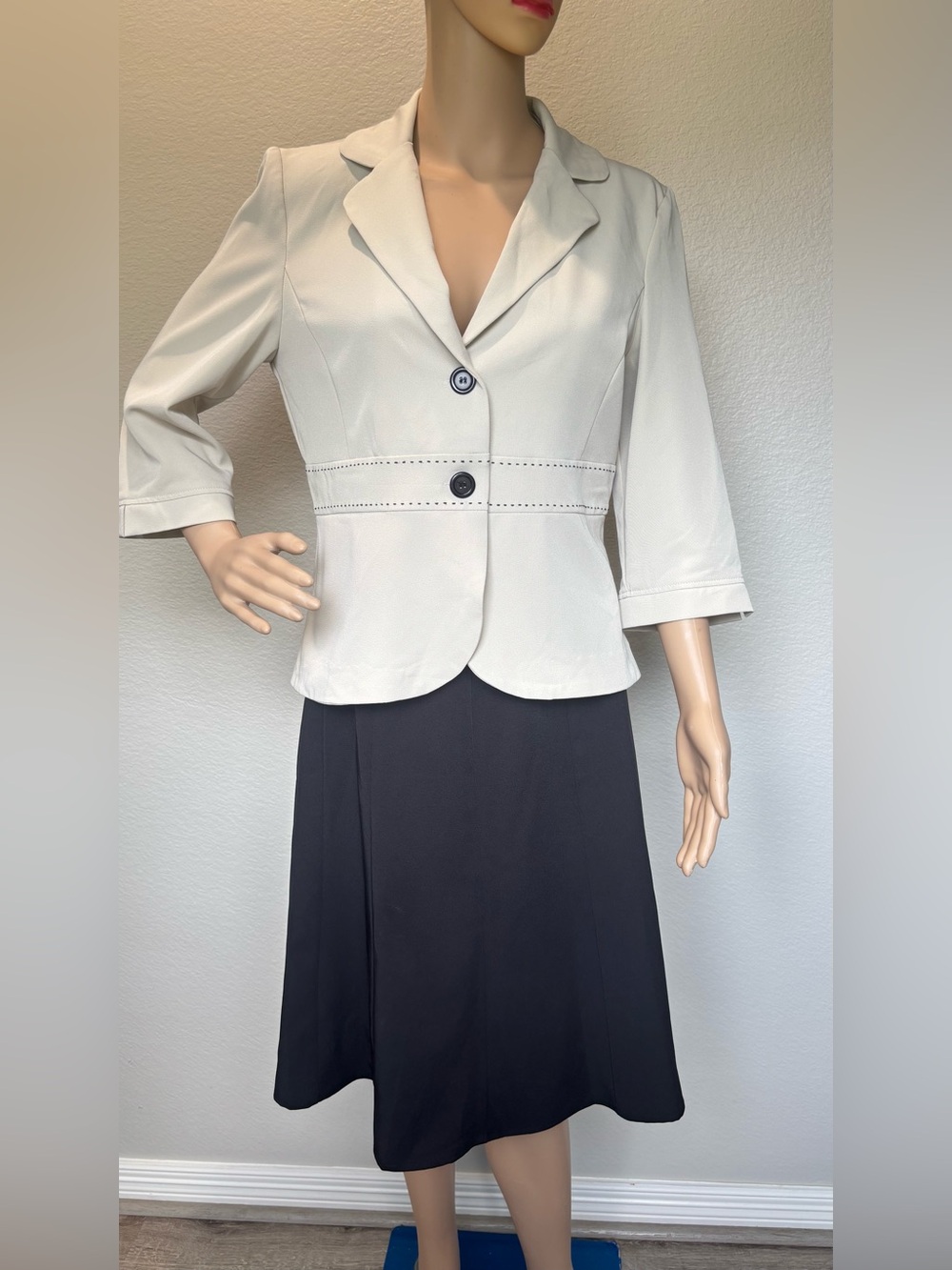 Courtenay Set Cream Two-Button Tailored Blazer 3/4 sleeves and Black Skirt - Picture 2 of 14